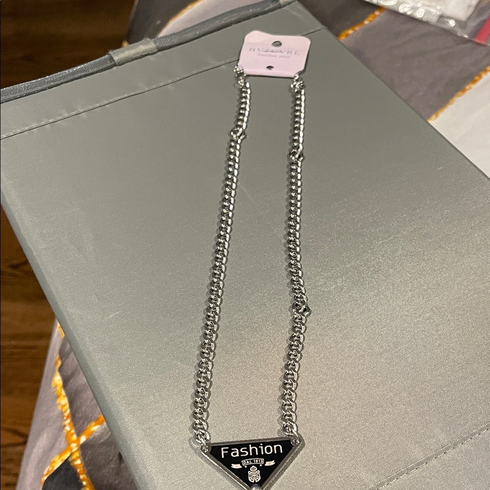 Chic Silver Fashion Necklace - Picture 1 of 5